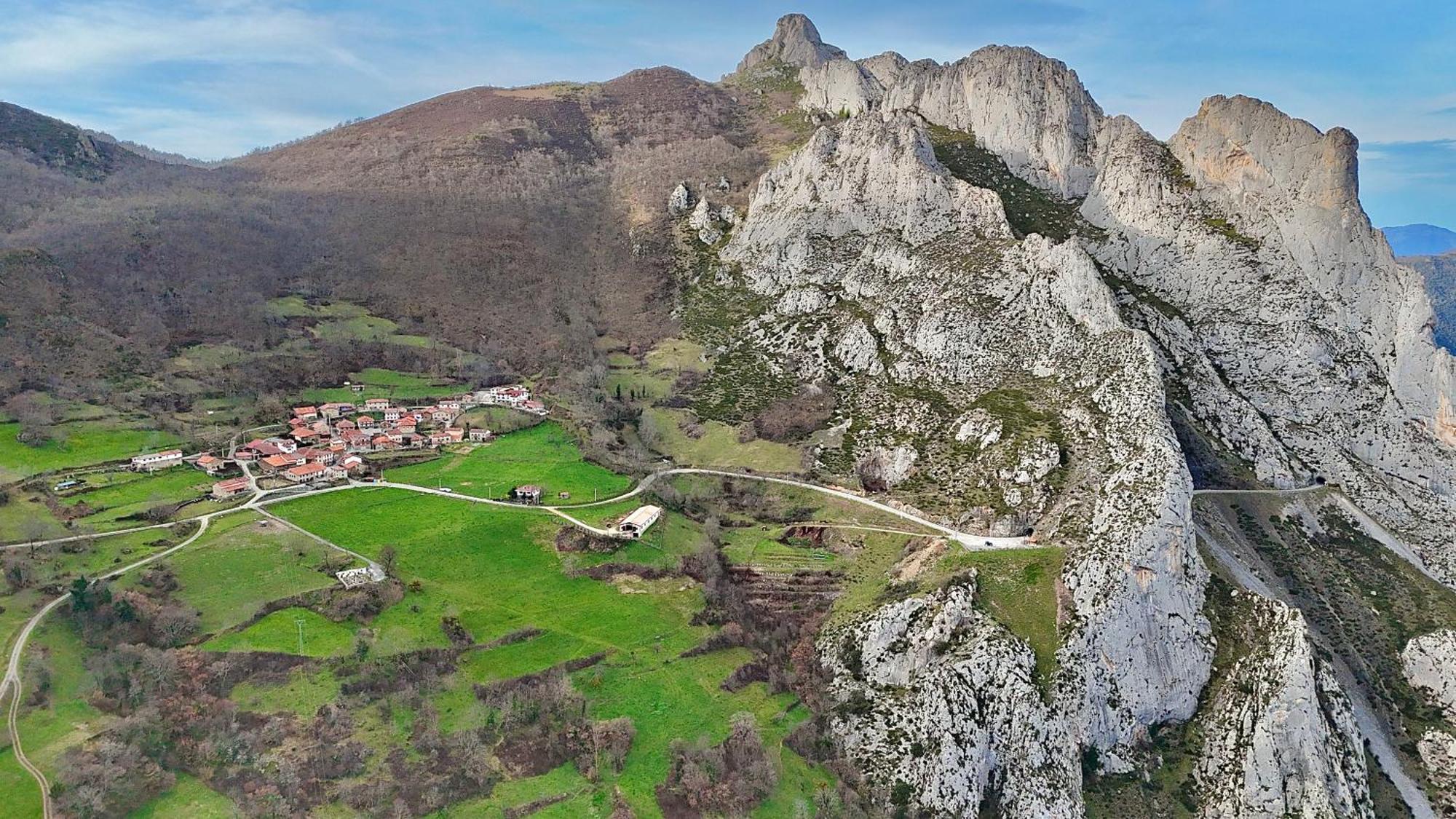 Hotel Rural El Sestil Dobres Bagian luar foto