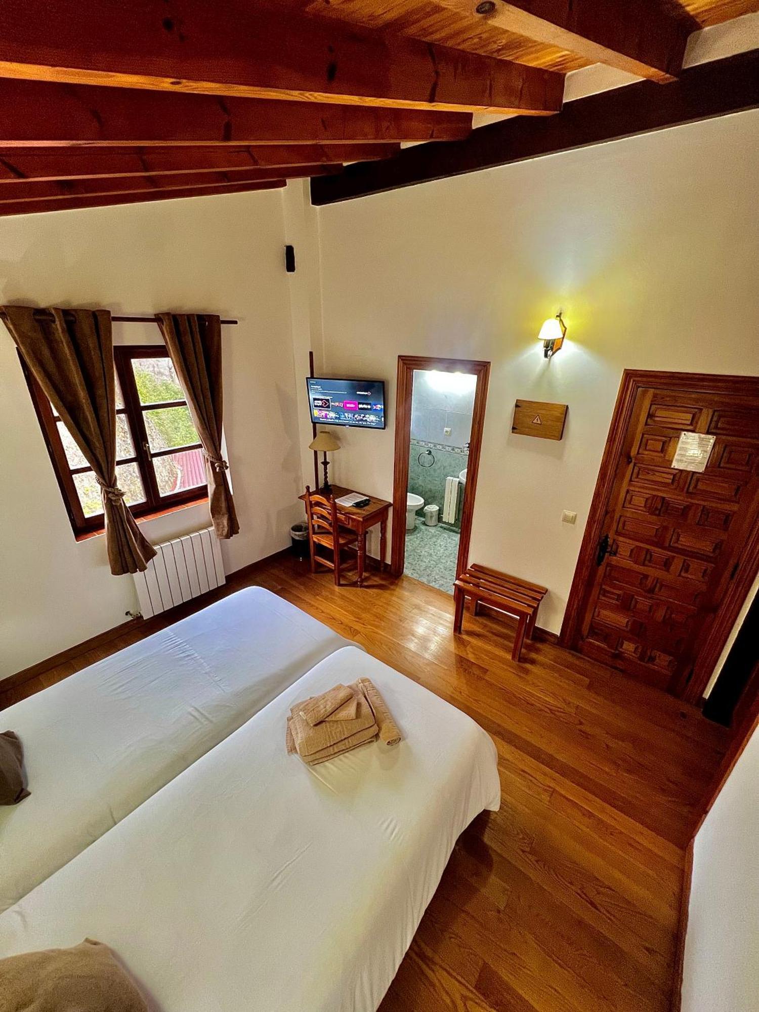 Hotel Rural El Sestil Dobres Bagian luar foto